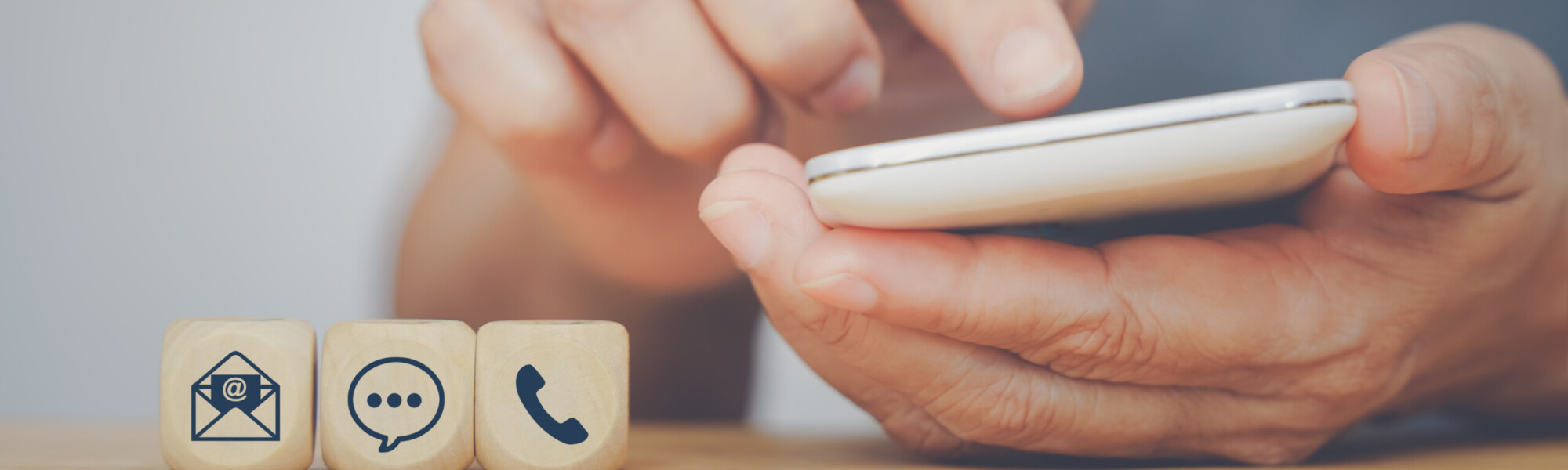 kuvasssa soitetaan matkapuhelimella