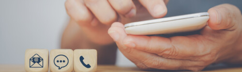 kuvasssa soitetaan matkapuhelimella