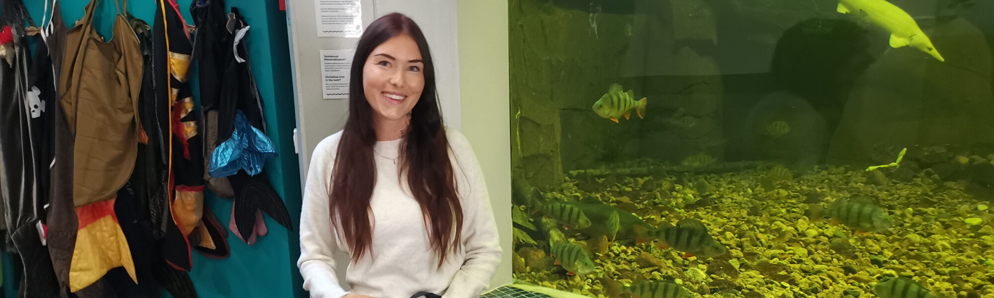 Kuva Sari Saukkonen: Nelli Olli Itämeri-altaan äärellä.