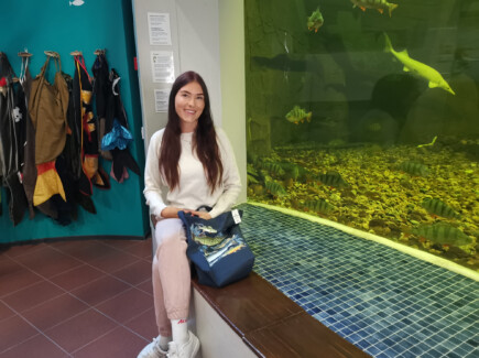 Kuva Sari Saukkonen: Nelli Olli Itämeri-altaan äärellä.