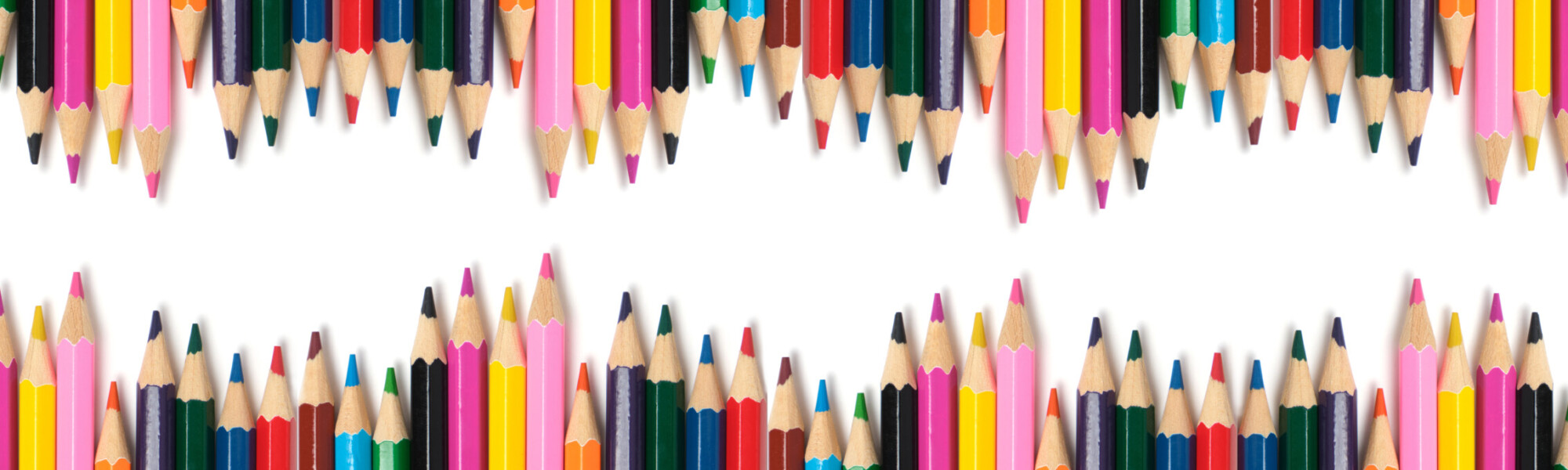 kuvan ylä ja alareunassa on erivärisiä puuvärikyniä