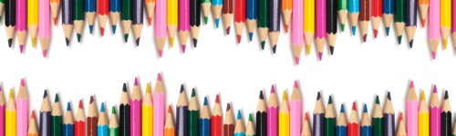 kuvan ylä ja alareunassa on erivärisiä puuvärikyniä