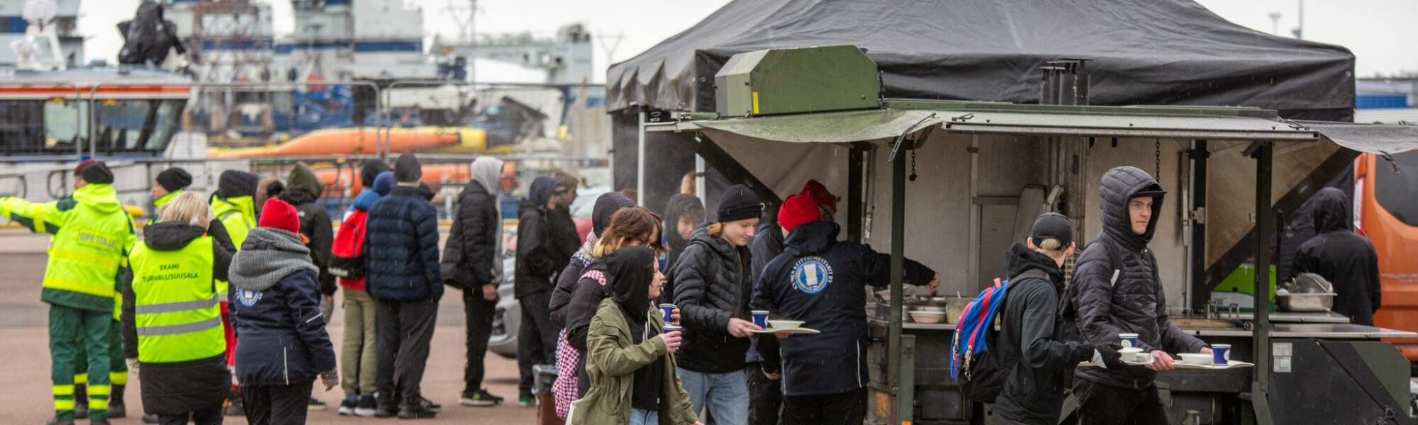 Kuvassa ihmisiä telttojen edessä turvallisuusteemaisessa tapahtumassa.