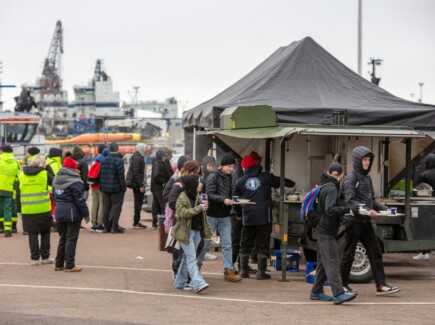 Kuvassa ihmisiä telttojen edessä turvallisuusteemaisessa tapahtumassa.