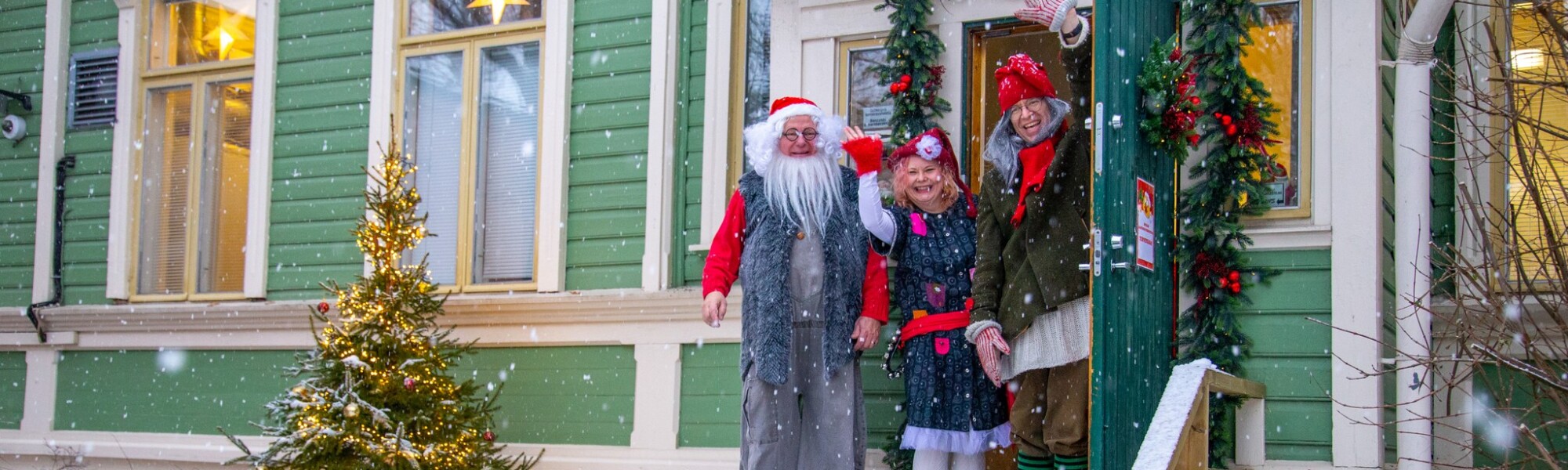 Pukki, muori ja tonttu tervehtivät lapsia.