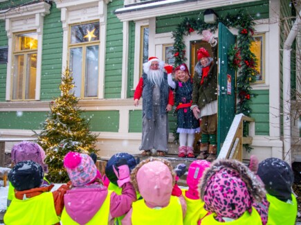 Pukki, muori ja tonttu tervehtivät lapsia.