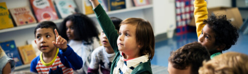 kuvassa lapset nostavat kädet ylös, äänestys