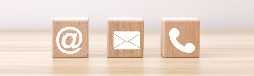 kolme puupalikkaa joissa symbölit sähköposti kirjekuori puhellinluuri