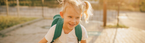 iloinen lapsi reppuselässä menoss esiopetukseen