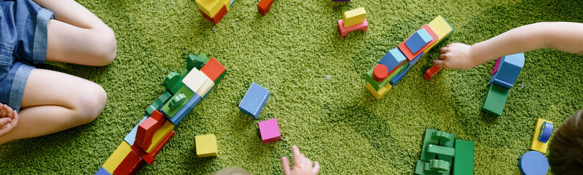 kuvassa lapset leikkivät erivärisillä palikoilla