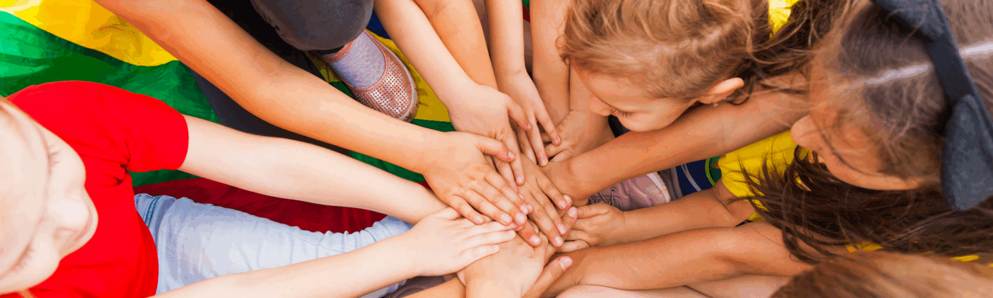 lapset istyvat rungissä kaikkien pitävät toisiaan käsistä kiinni