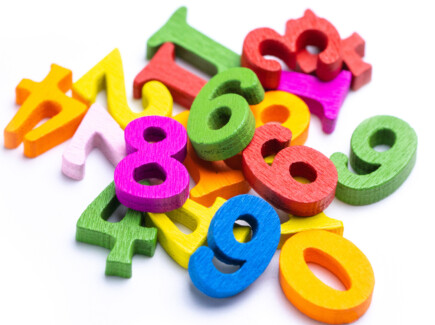 muovisia, erivärisiä numeroita