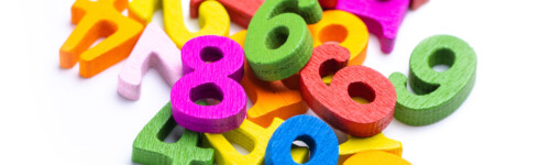 muovisia, erivärisiä numeroita
