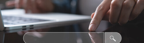 henkilö etsii tietoa tietokoneelta
