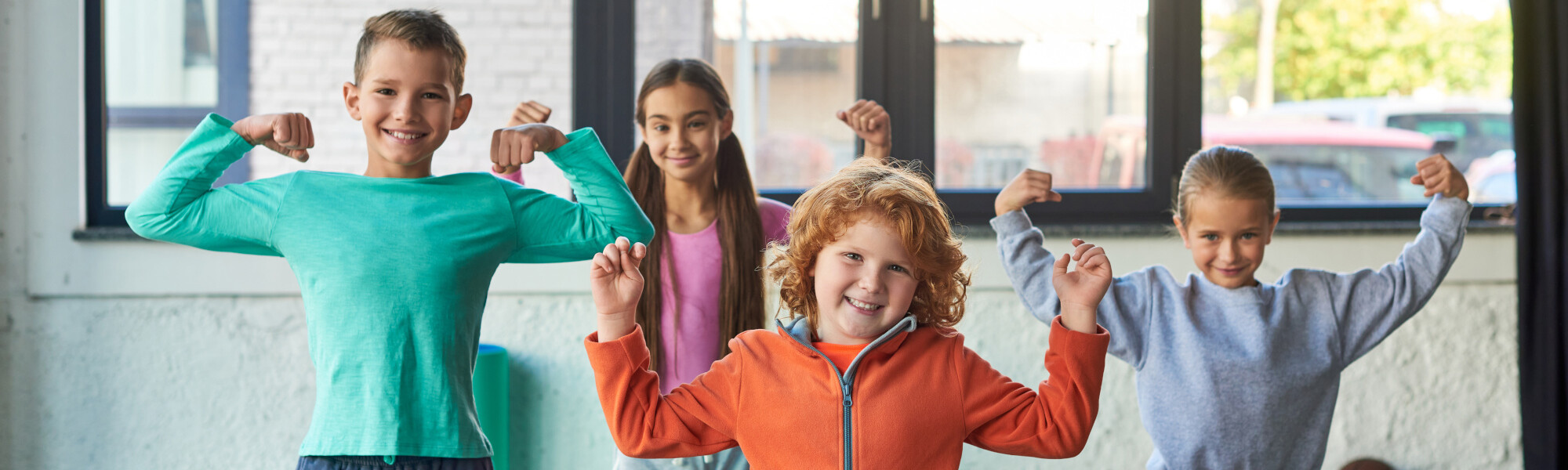 joukko lapsi näyttää voimiaan