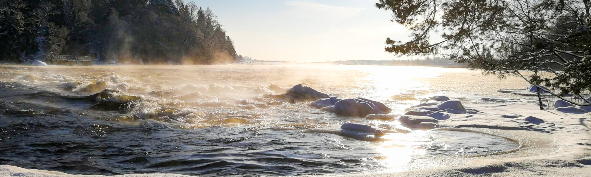 Kuvassa on Langinkoski talvella