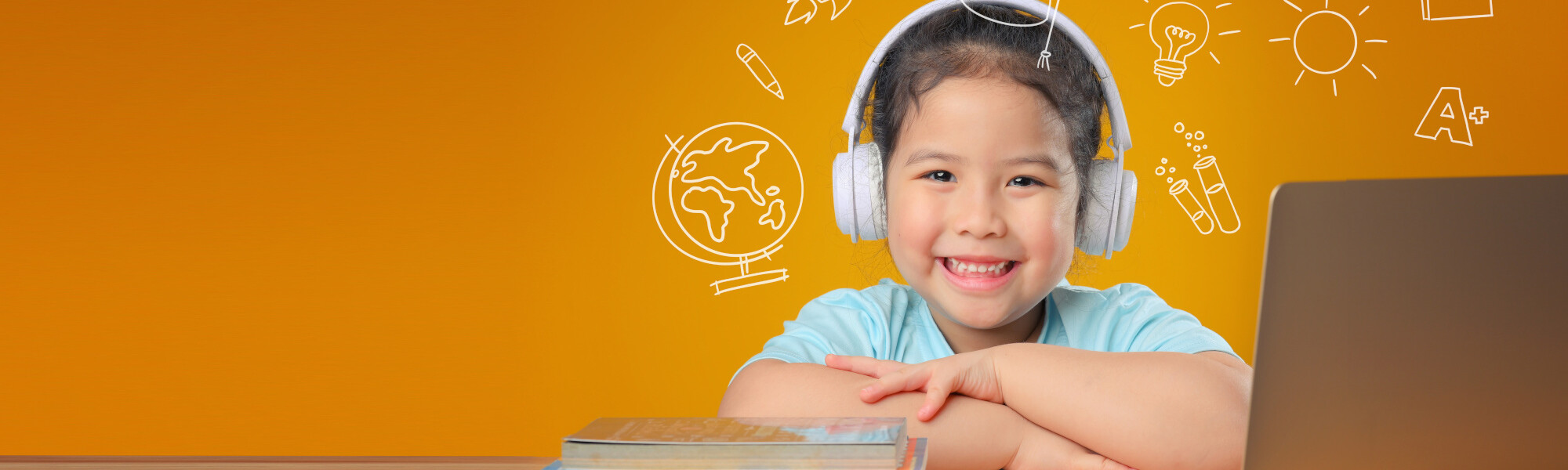 pienipoika kuuntelee kuulokkeet päässä