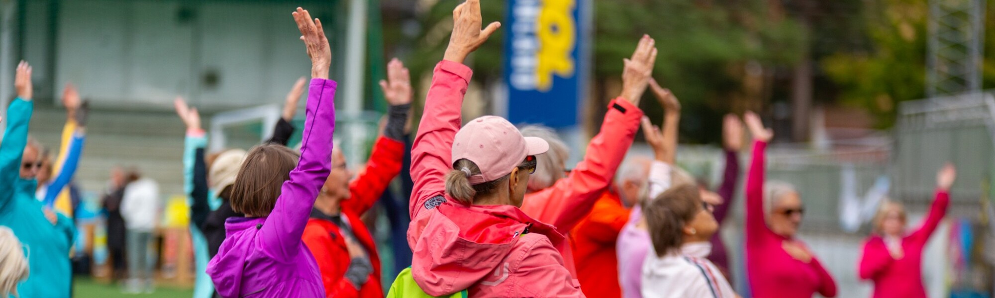 Paljon naisia tervehtimässä.