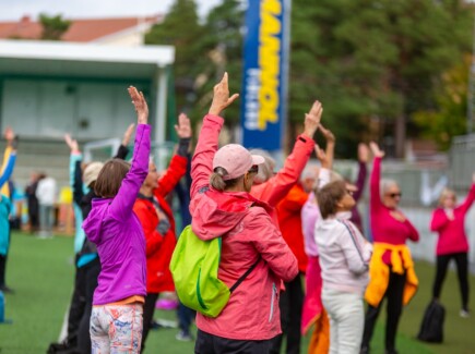 Paljon naisia tervehtimässä.
