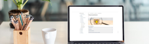 pöydällä kannettava tietokone, kansi ylhäällä