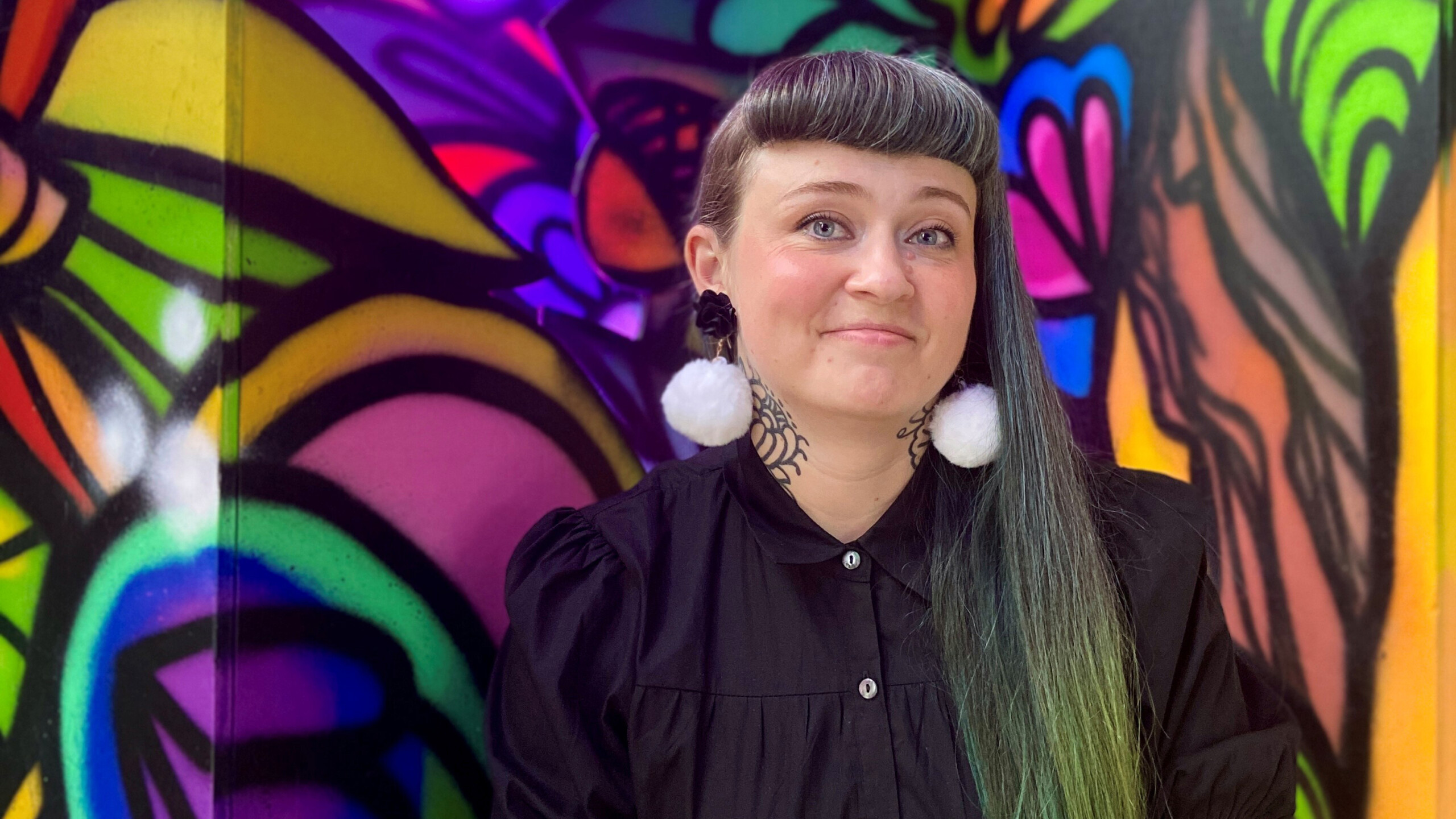 Eka Kosonen yhden teoksensa edessä.