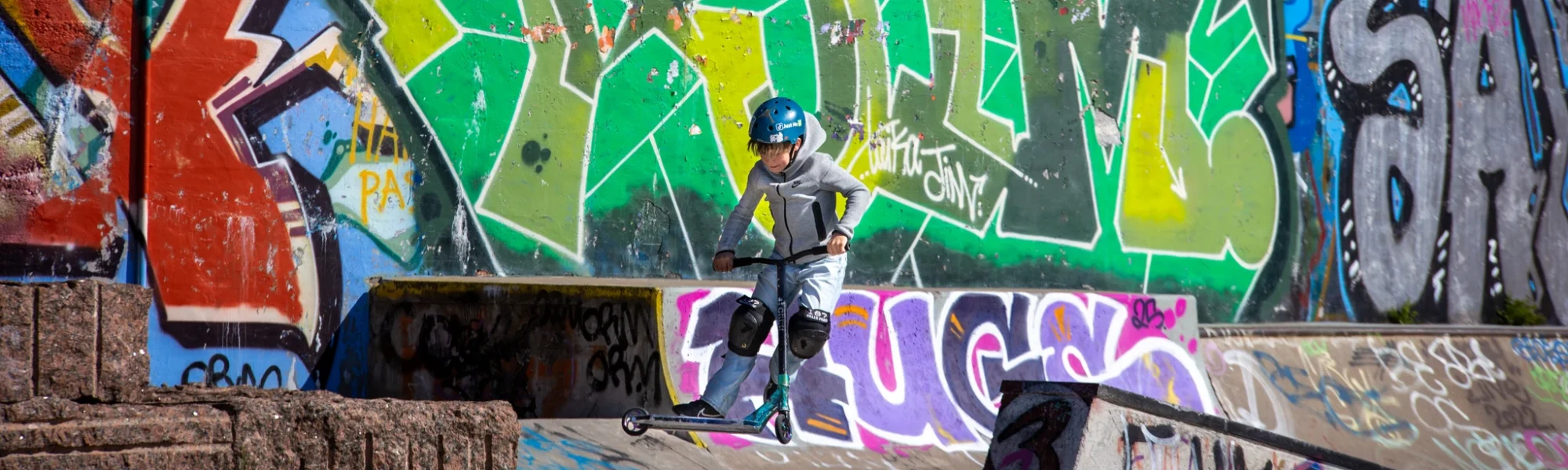 Poika tekee skuuttitemppua.