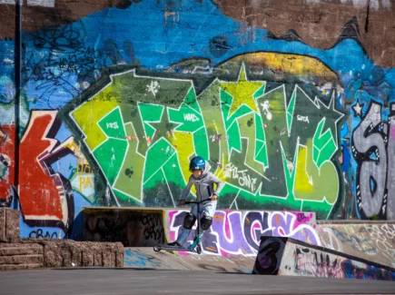 Poika tekee skuuttitemppua.