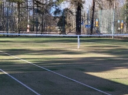 Kuvassa tekonurmialustainen tenniskenttä.