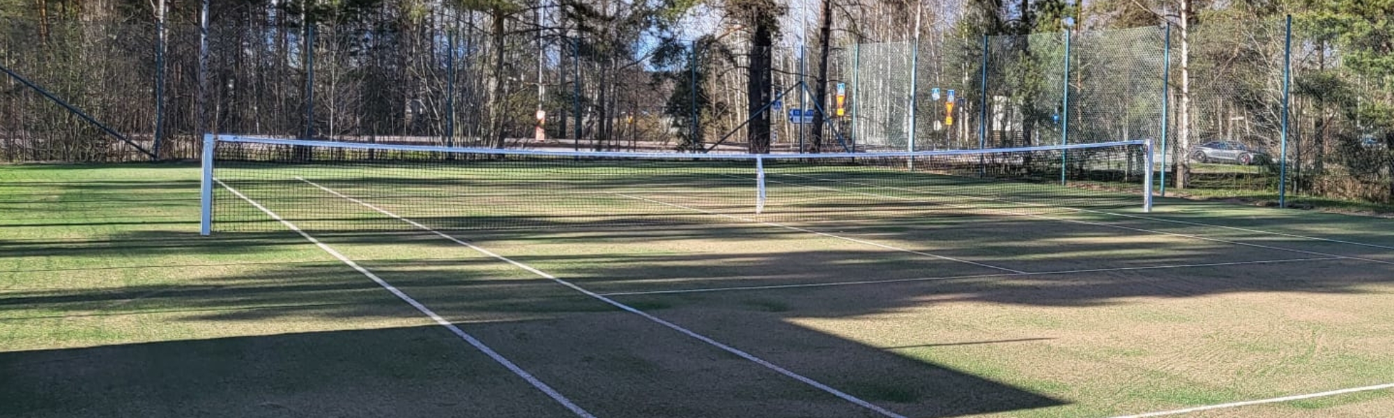 Kuvassa tekonurmialustainen tenniskenttä.