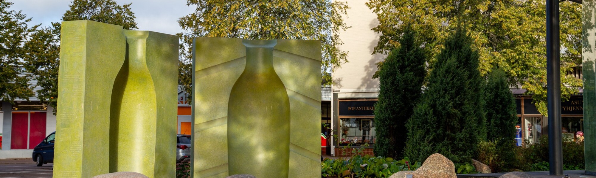 Kuvassa taideteos Karhulan torilla