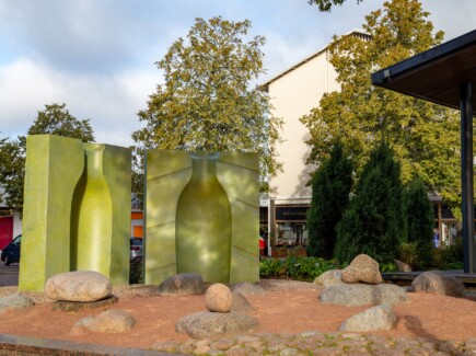 Kuvassa taideteos Karhulan torilla