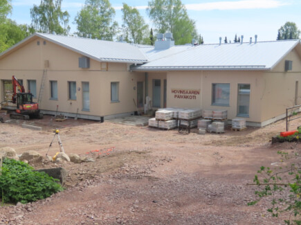 Hovinsaaren päiväkoti kuvattuna Ruununmaankadun puolelta
