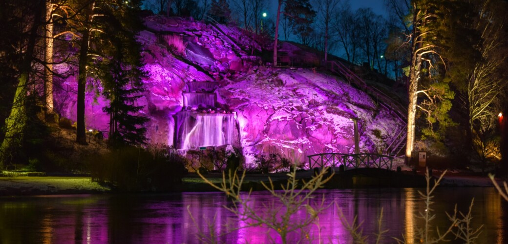 Sapokan vesiputous juhlavalaistuksessa