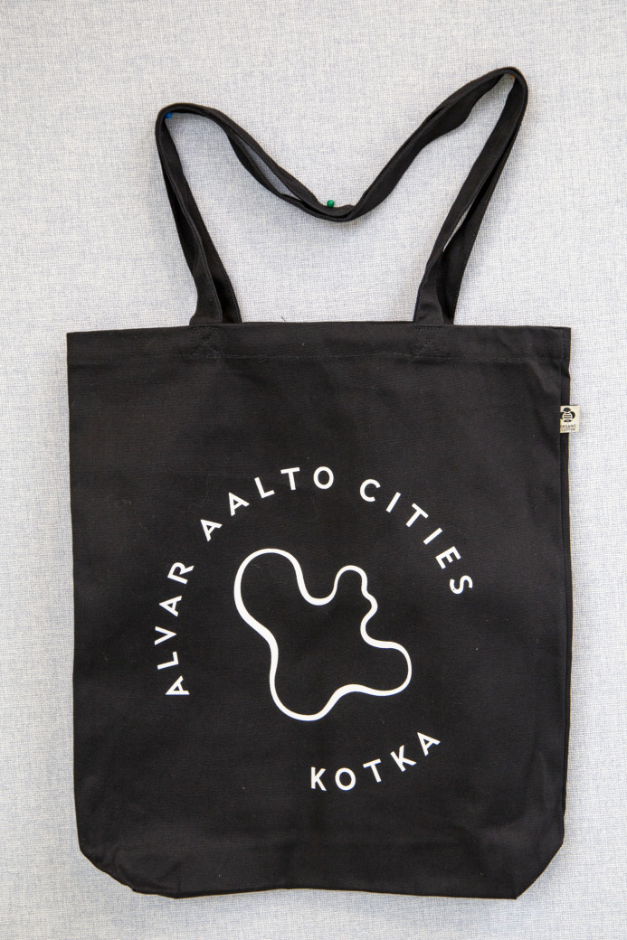 Näytä suurempi kuva: Kuvassa musta kangaskassi, Aalto-desing